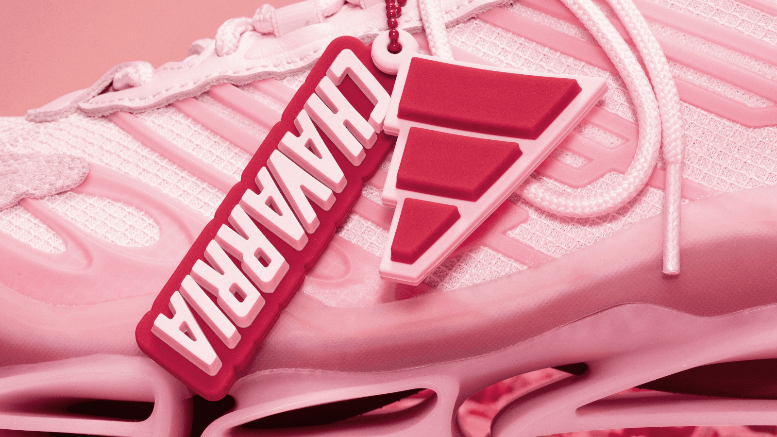 Sneaker rosa bubblegum con suola oversize e dettagli in scamosciato oliato su sfondo bianco neutro