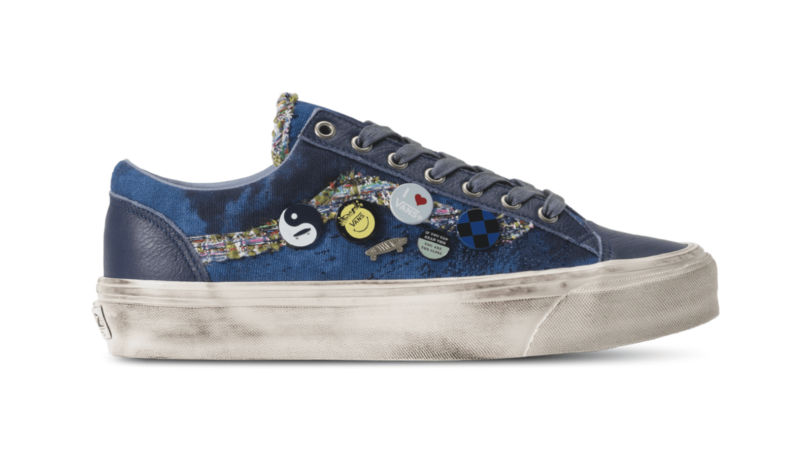 Vans Old Skool 36 collab con cinghia in pelle effetto serpente, strass, fibbia dorata e borchie metalliche su sfondo scuro
