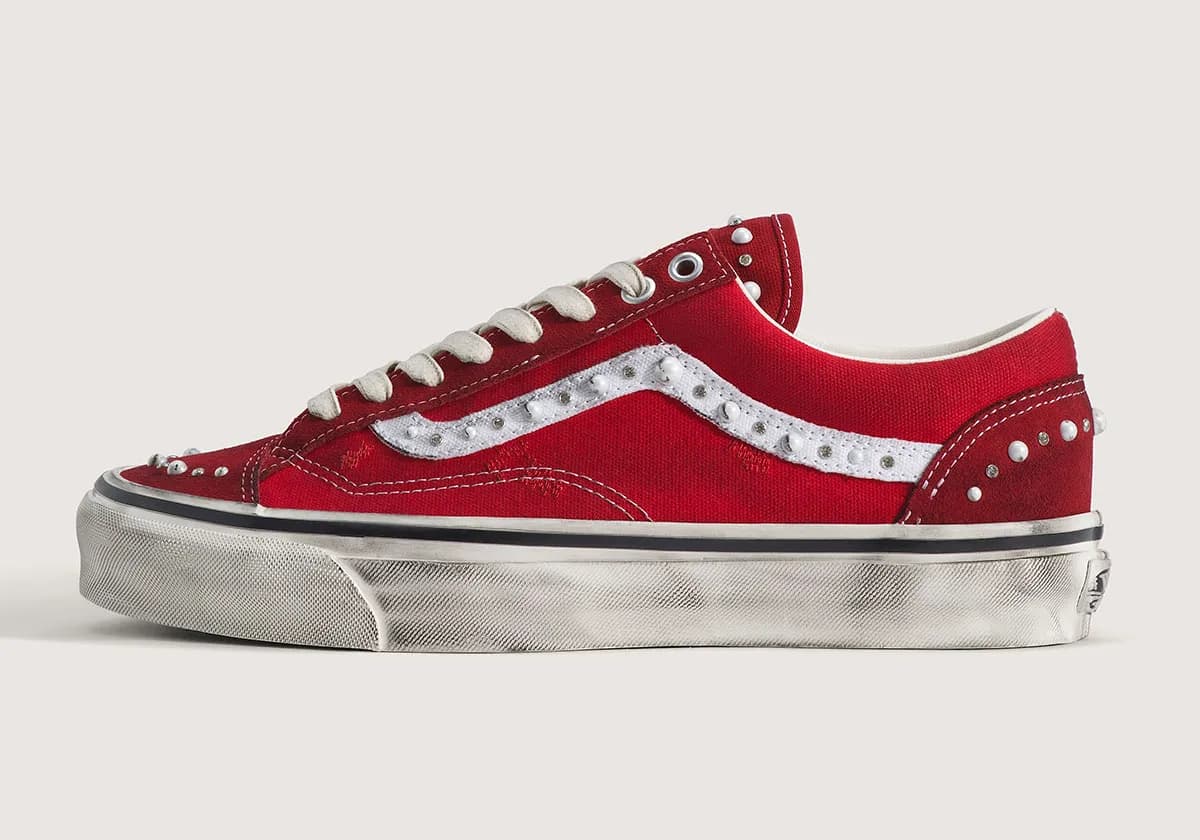 Vans Old Skool Pearlized in colorazione rossa con finitura madreperla lucida su sfondo neutro