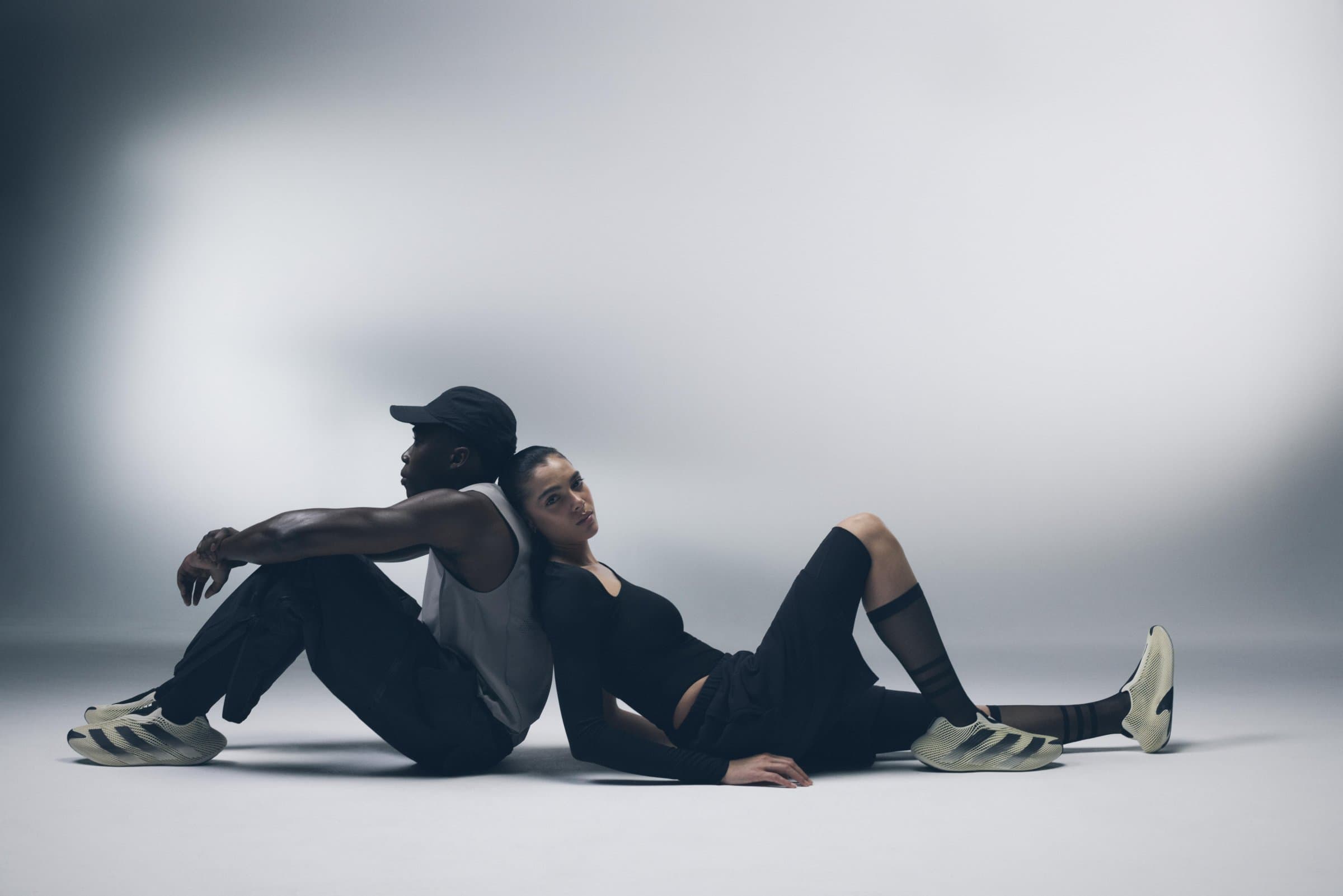 Adidas Futurecool sneaker stampata in 3D su sfondo neutro, vista laterale con dettaglio della struttura tridimensionale