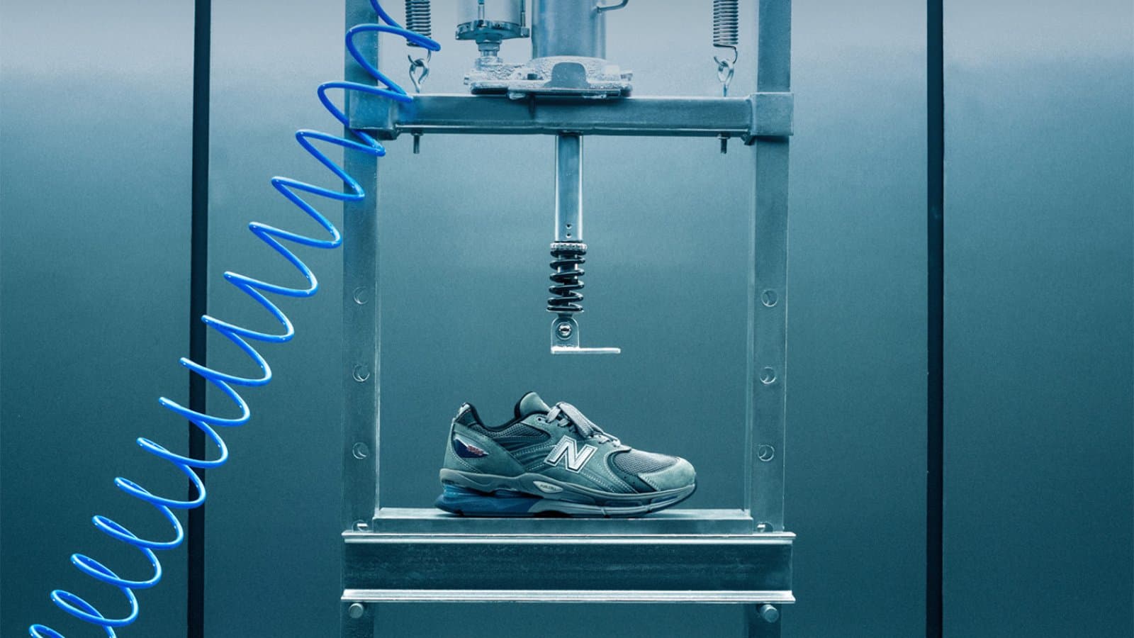 New Balance 2040v5 Made in USA in nubuck grigio su sfondo cemento, dettaglio suola con piastra in carbonio