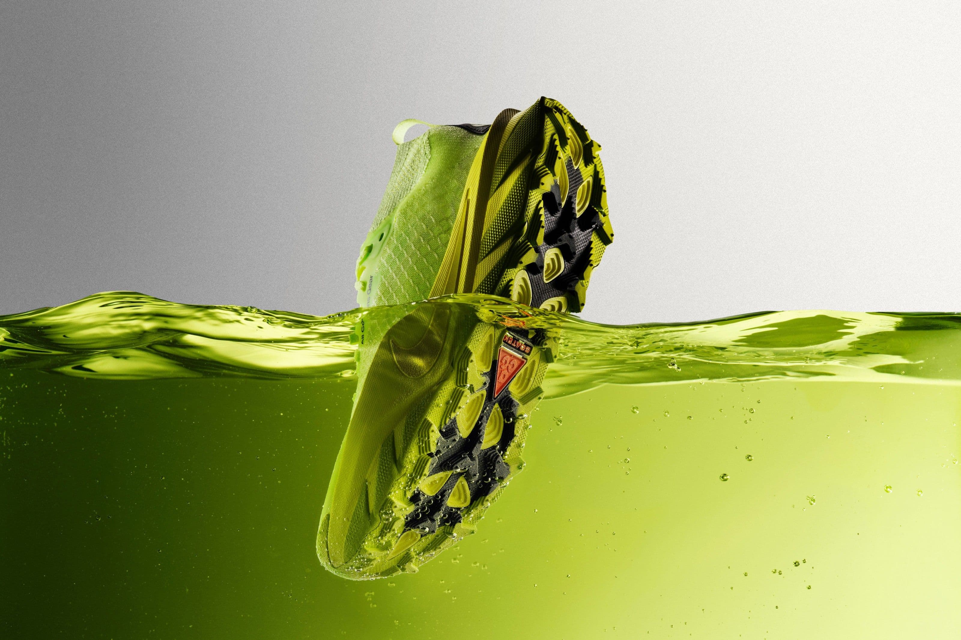 Nike ACG Picklejus trail runner con suola GOATEK su sfondo naturale di roccia e terra