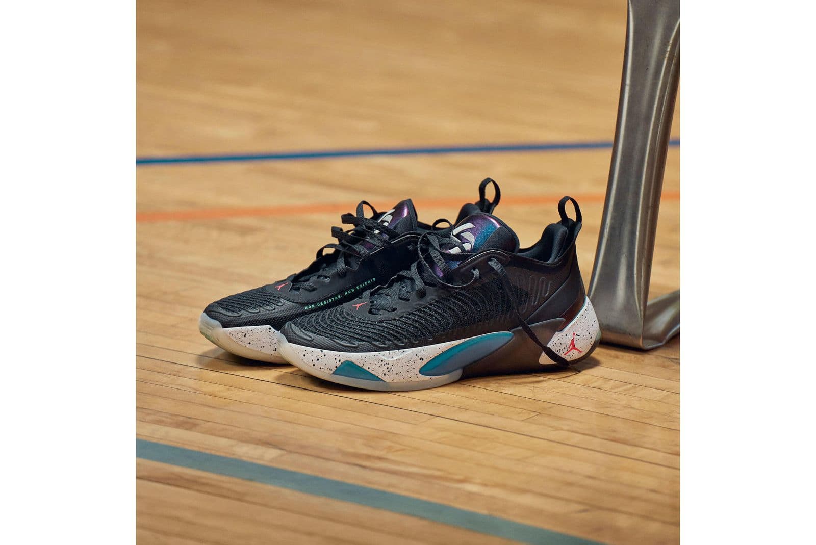 Scarpa da basket Luka 1 Jordan Brand con tecnologia IsoPlate e schiuma Formula 23, vista laterale su sfondo minimal