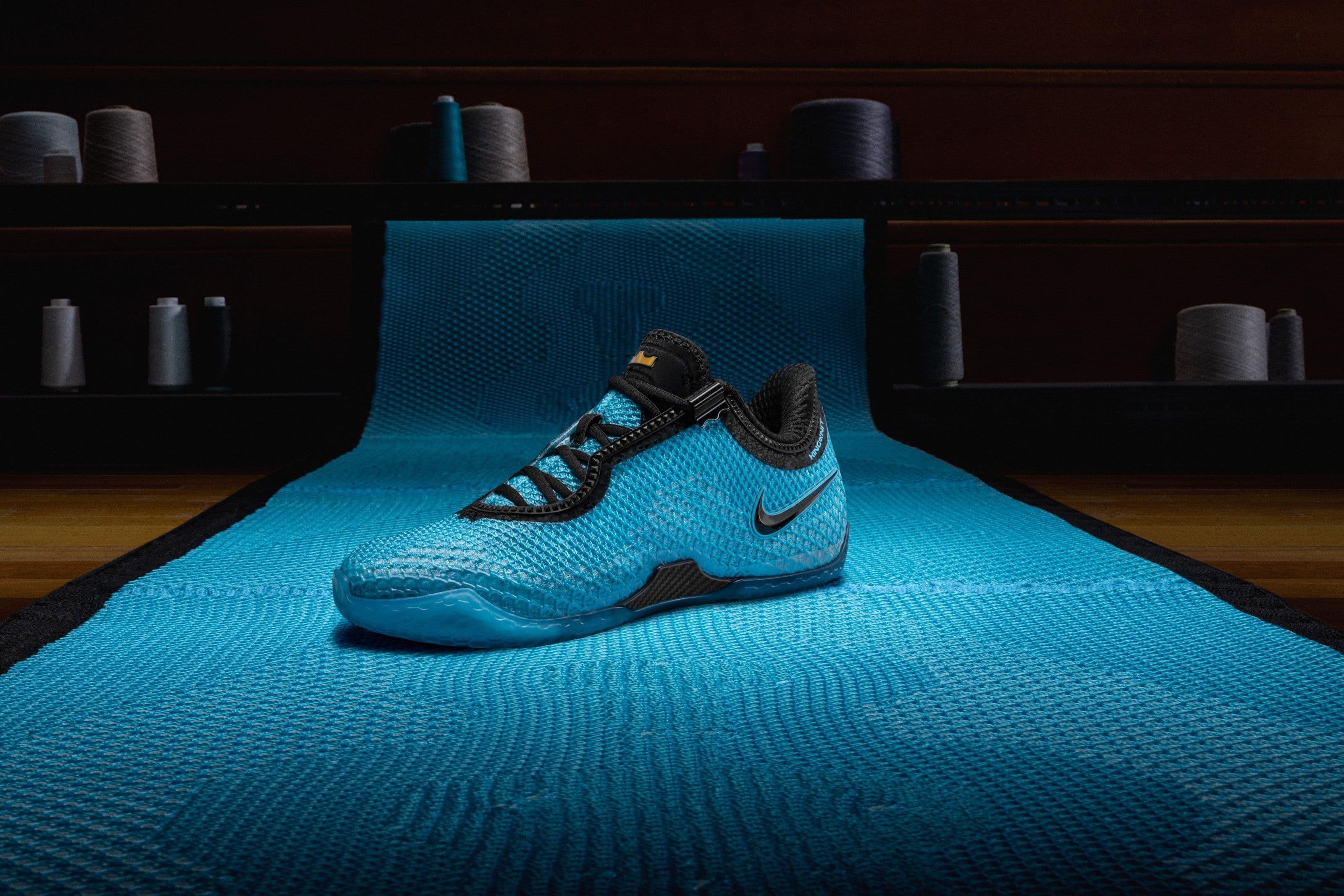 Nike LeBron 24 colorway Stars su sfondo scuro con illuminazione editoriale da studio