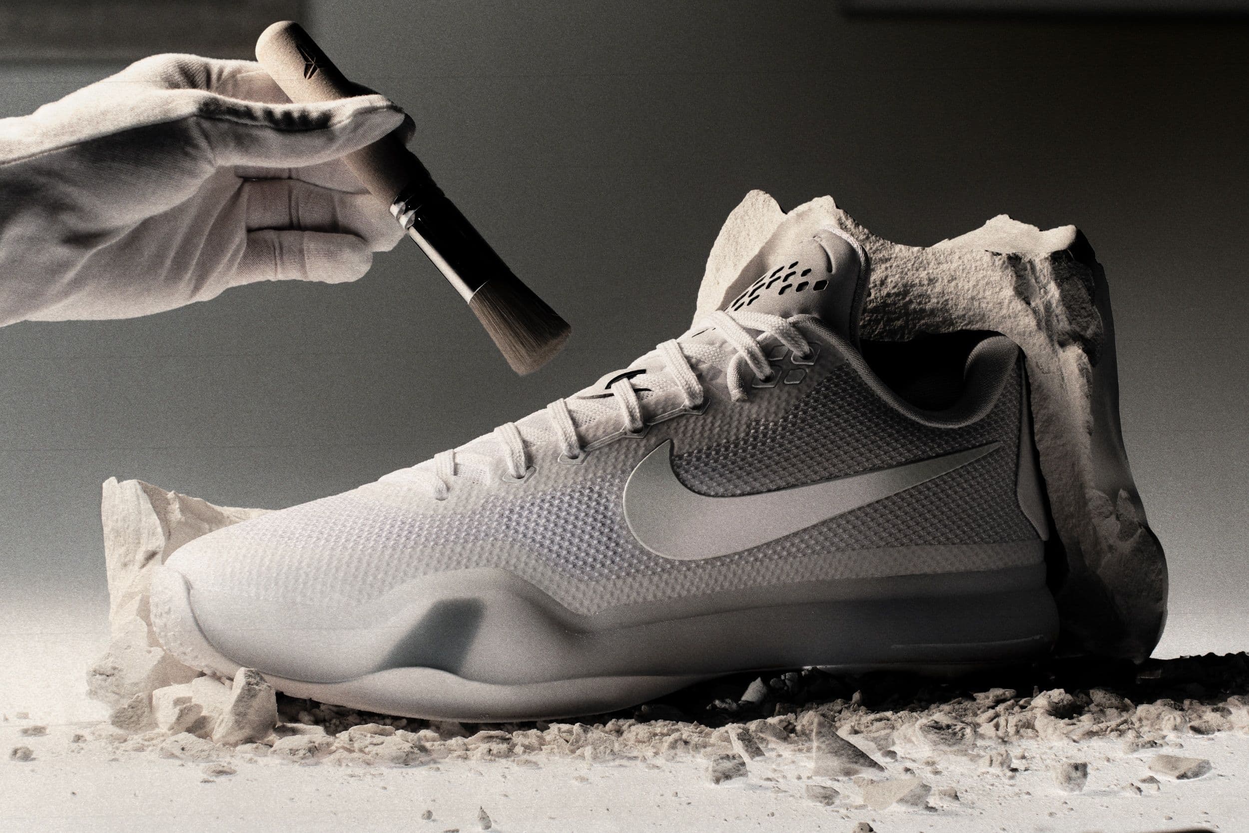 Nike Kobe 10 Protro colorway Halo su sfondo studio con illuminazione editoriale