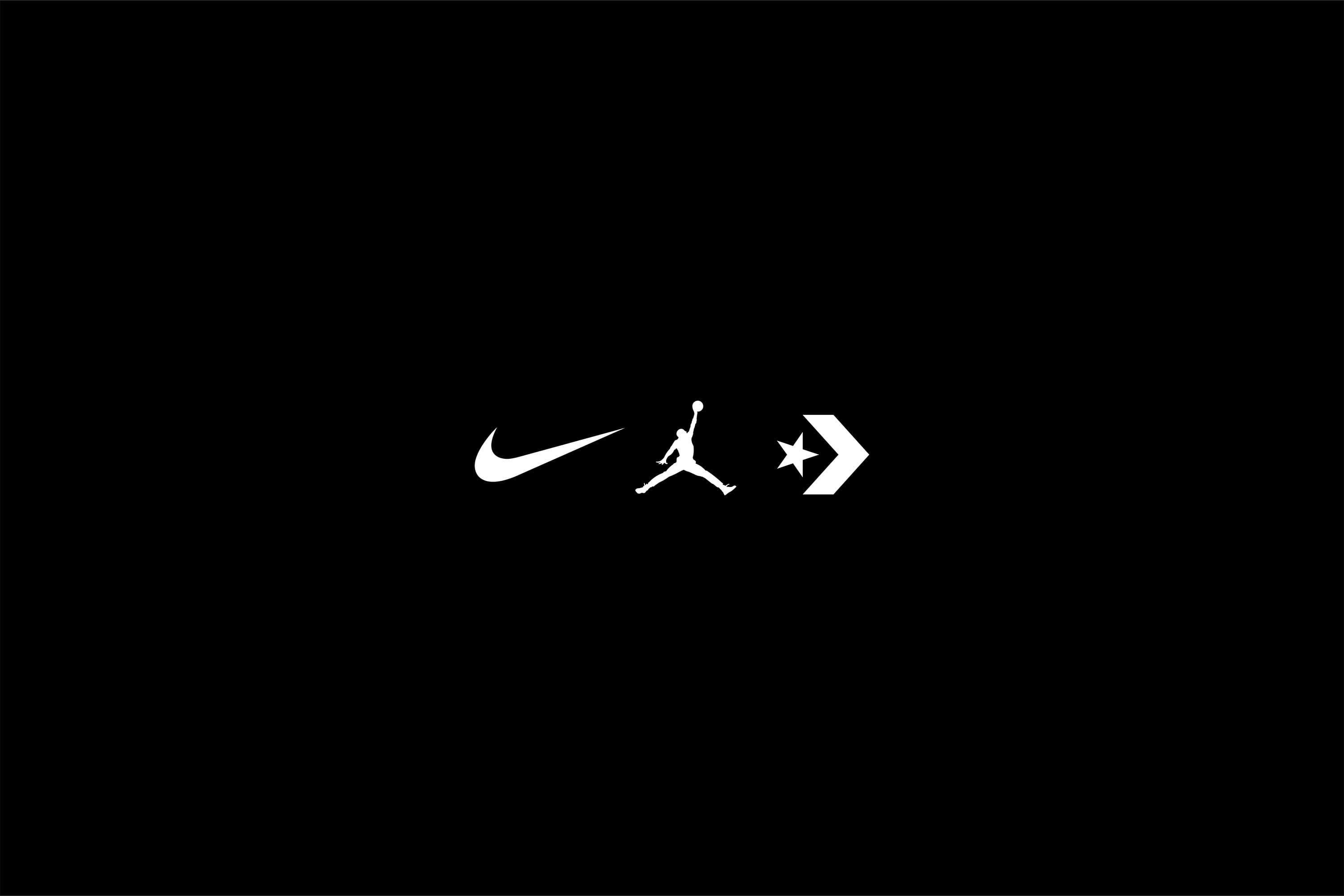 Sede Nike con esterno moderno e logo stilizzato, luce naturale, atmosfera corporate