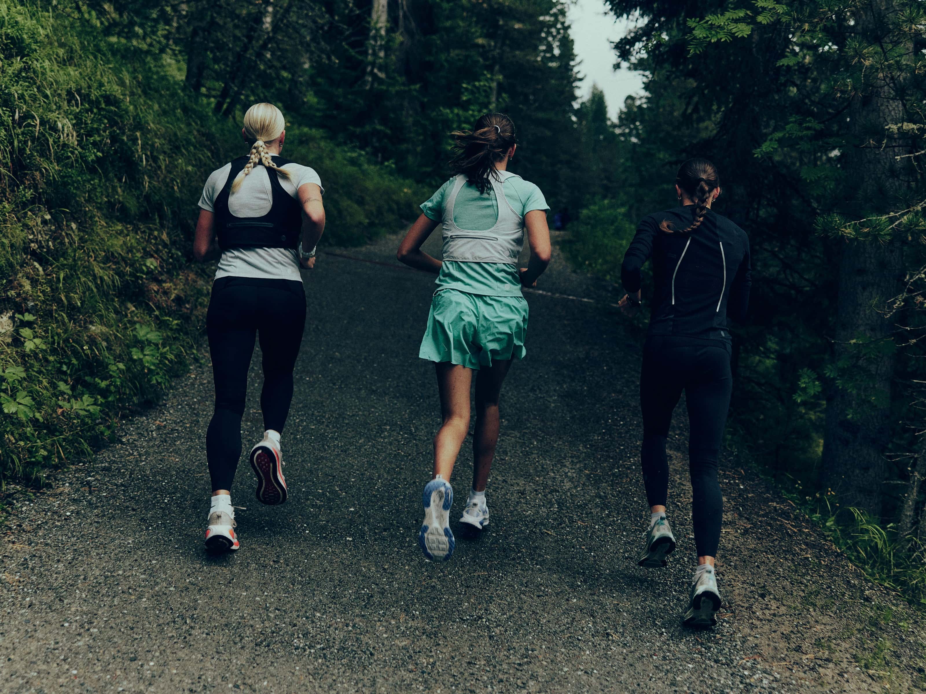 Giacca tecnica da running in tessuto leggero su sfondo neutro, luce direzionale laterale, stile editoriale