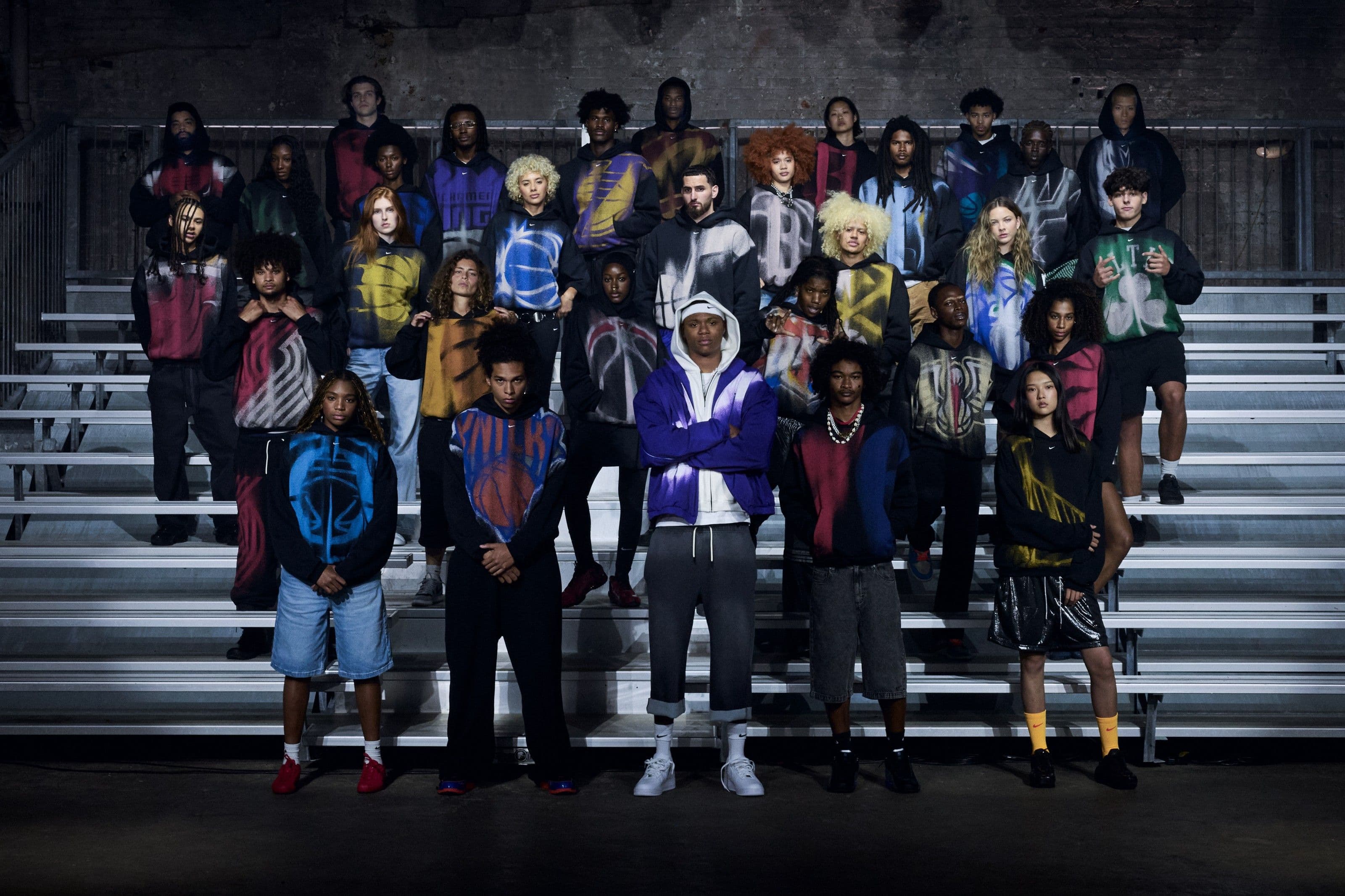 Felpa oversize NBA Standard Issue Collection con grafica bold del team su sfondo neutro in stile editoriale