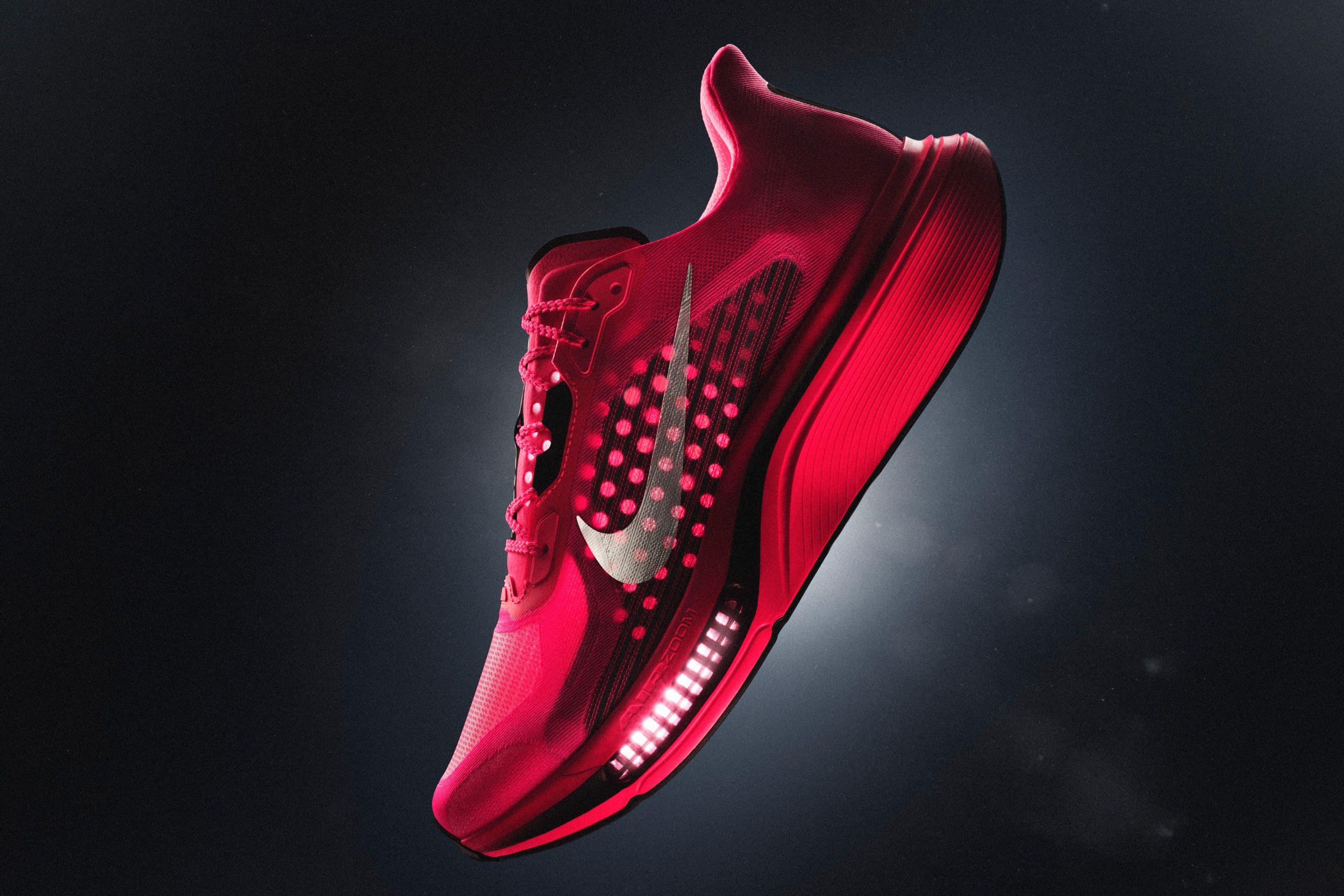Nike Pegasus Plus 2 scarpa da corsa con Air Zoom visibile e suola ZoomX su fondo stradale