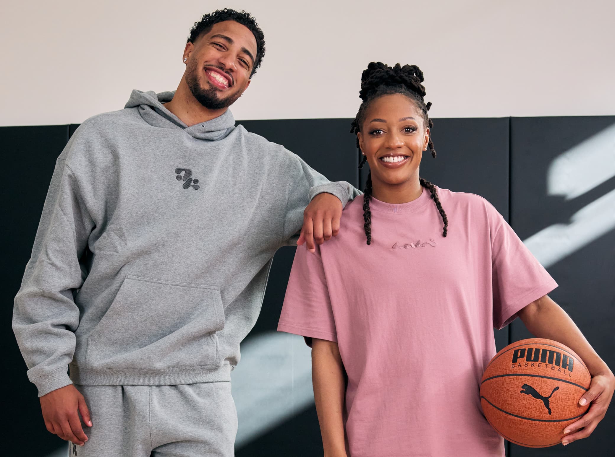 Sneaker da basket moderna con dettagli in contrasto su sfondo neutro scuro, illuminazione editoriale laterale