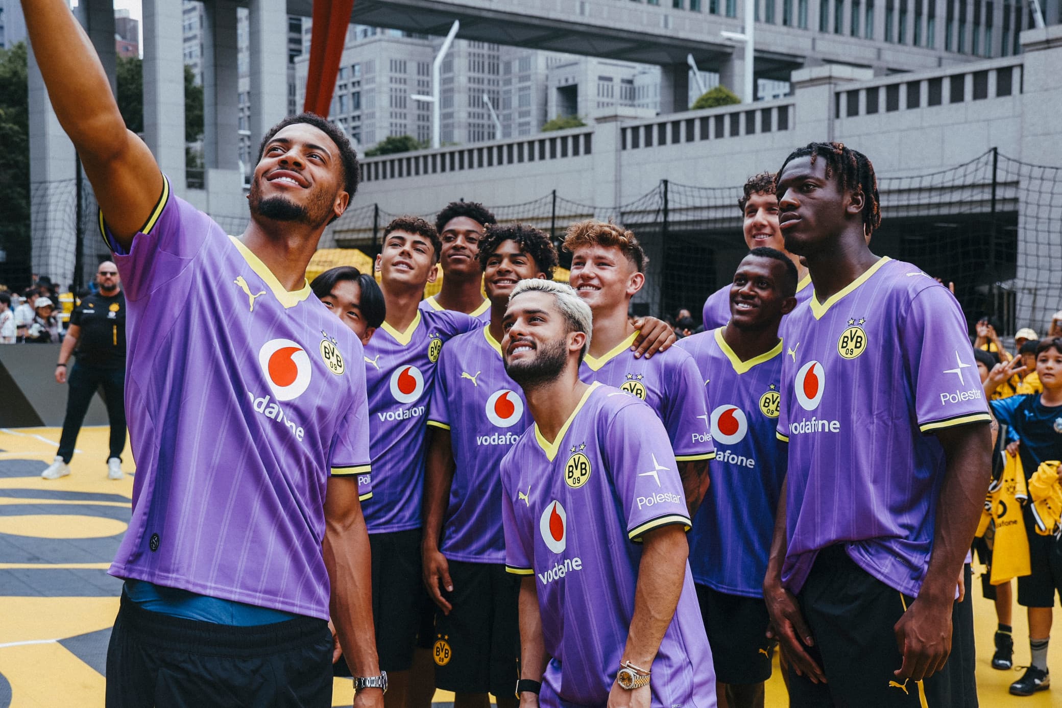 Maglia da calcio a strisce rosse e nere appoggiata su una superficie di cemento grezzo, luce laterale drammatica, sfondo urbano minimalista