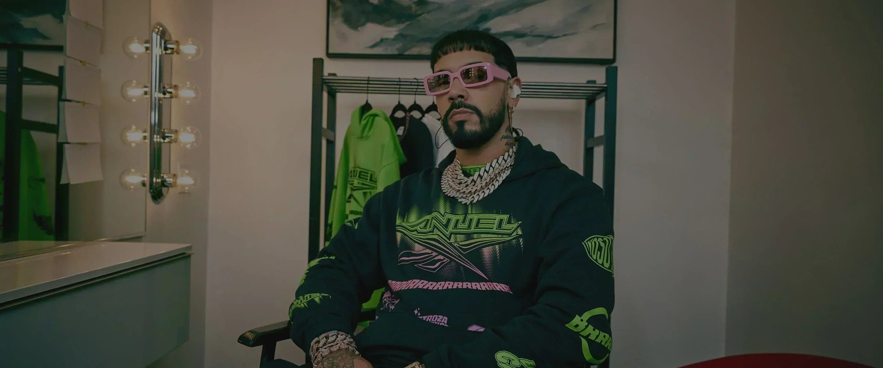Sneaker da basket con loghi cromati e dettagli neon su sfondo scuro, stile editoriale