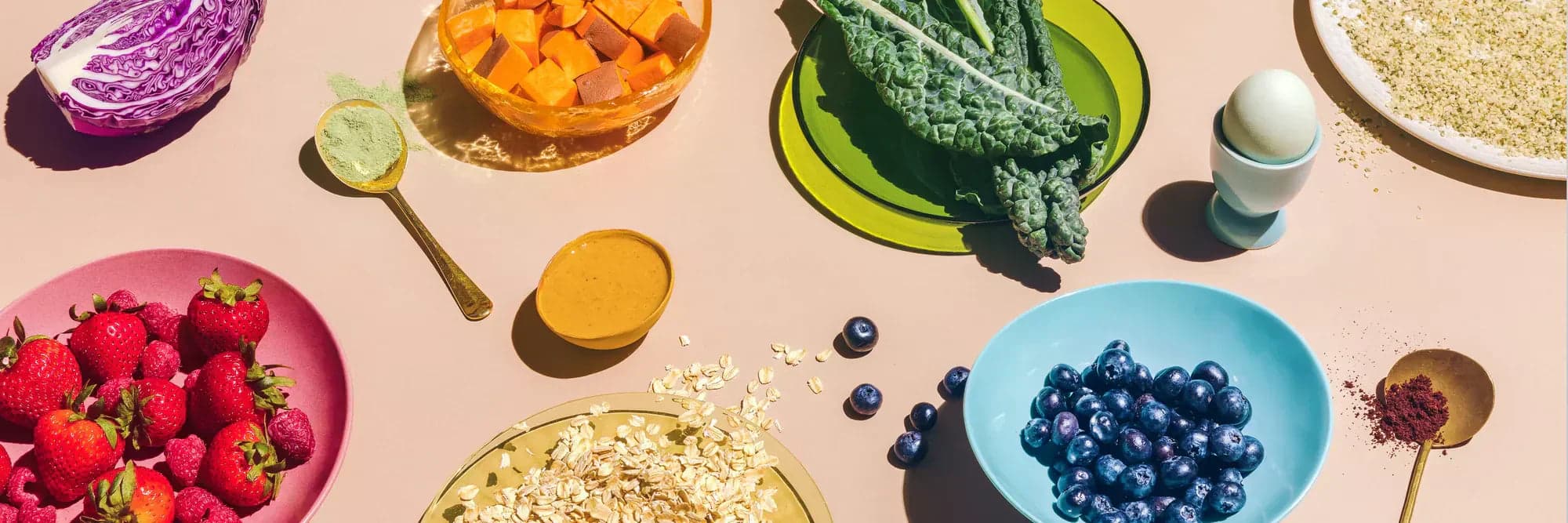 Colazione ad alto contenuto proteico con uova, avena e frutti di bosco su tavolo di legno chiaro, stile editoriale sportivo