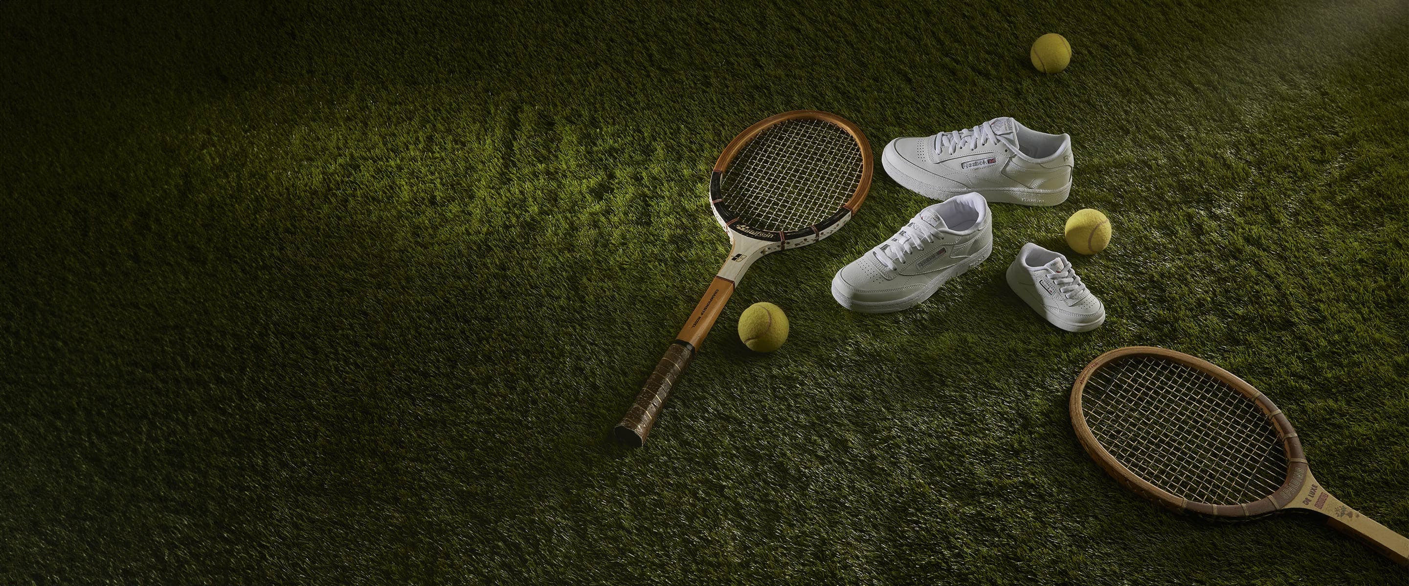 Sneaker bianca in pelle stile tennis retrò su sfondo neutro con illuminazione editoriale minimalista