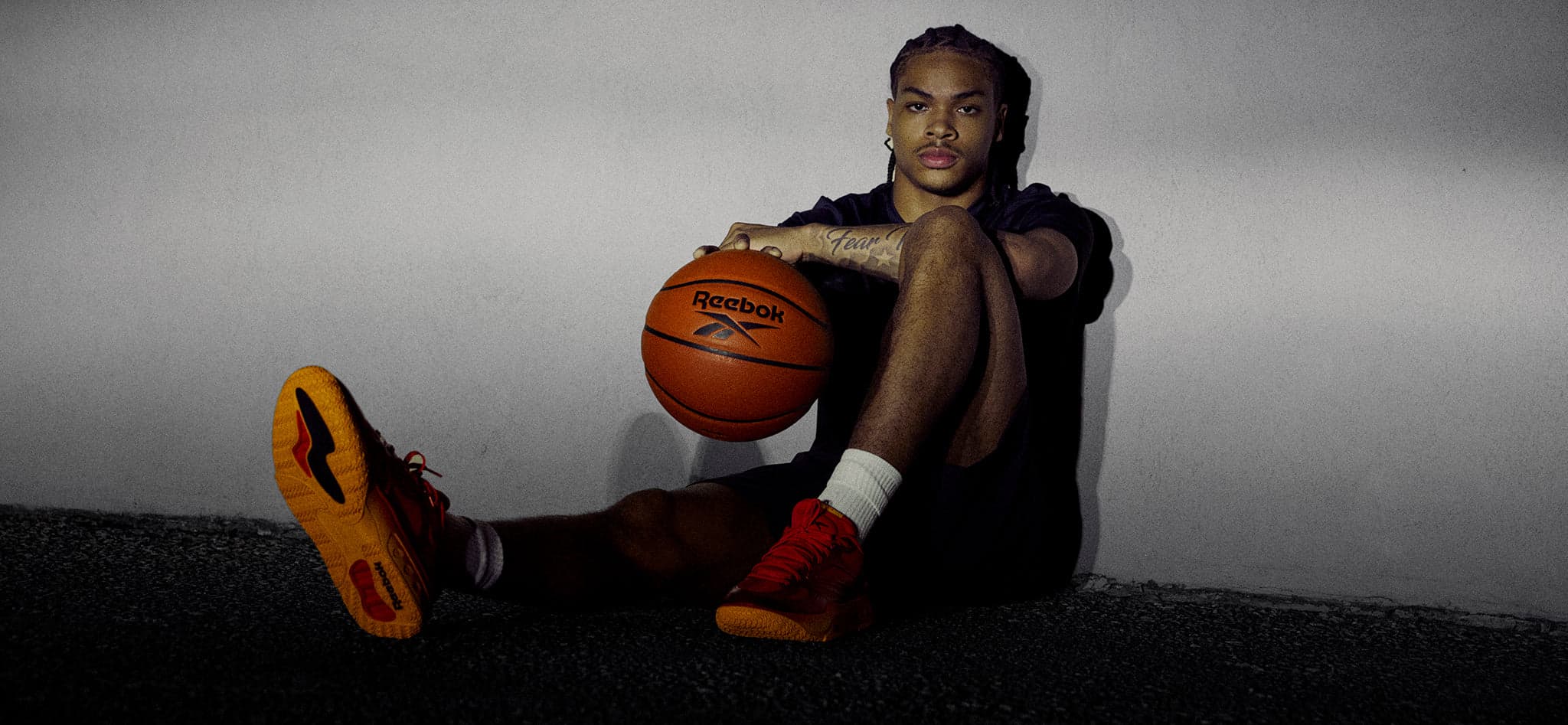 Sneaker da basket anni Novanta in stile retro su sfondo scuro con illuminazione editoriale