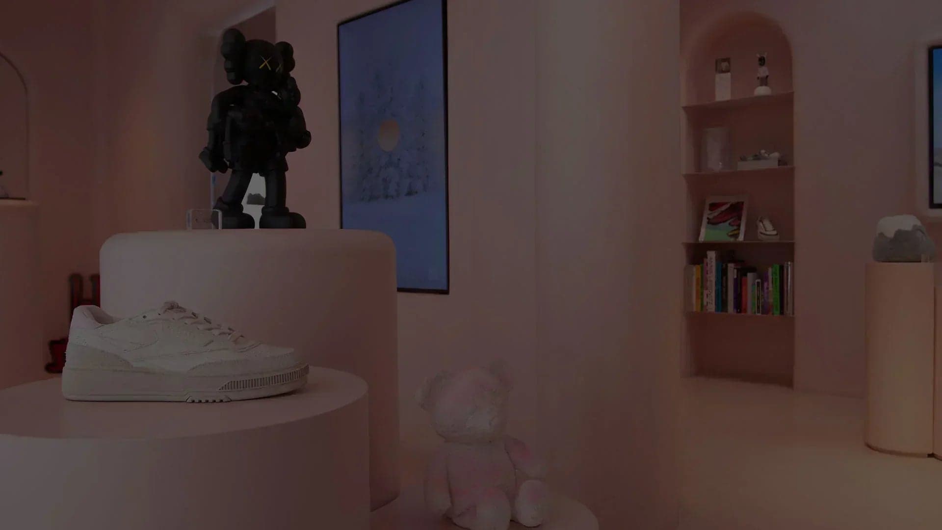 Sneaker premium bianca e grigia fotografata all'interno di uno spazio museale contemporaneo con pareti bianche e luce naturale