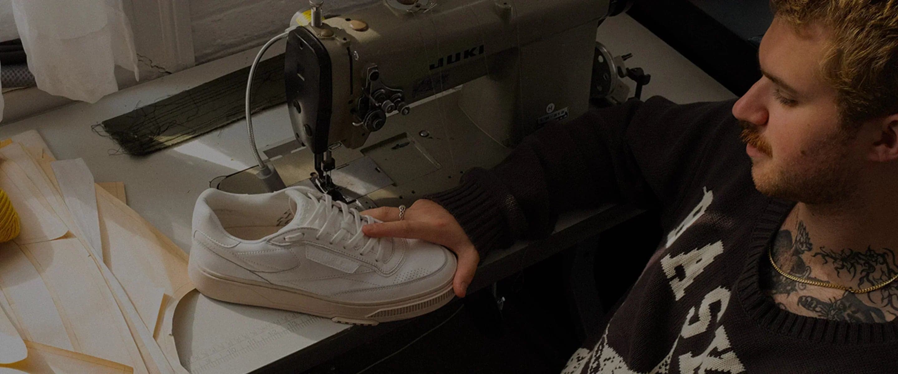 Reebok Club C LTD colorway Cracked White su sfondo neutro, vista laterale tre quarti con dettagli della tomaia e suola intermedia