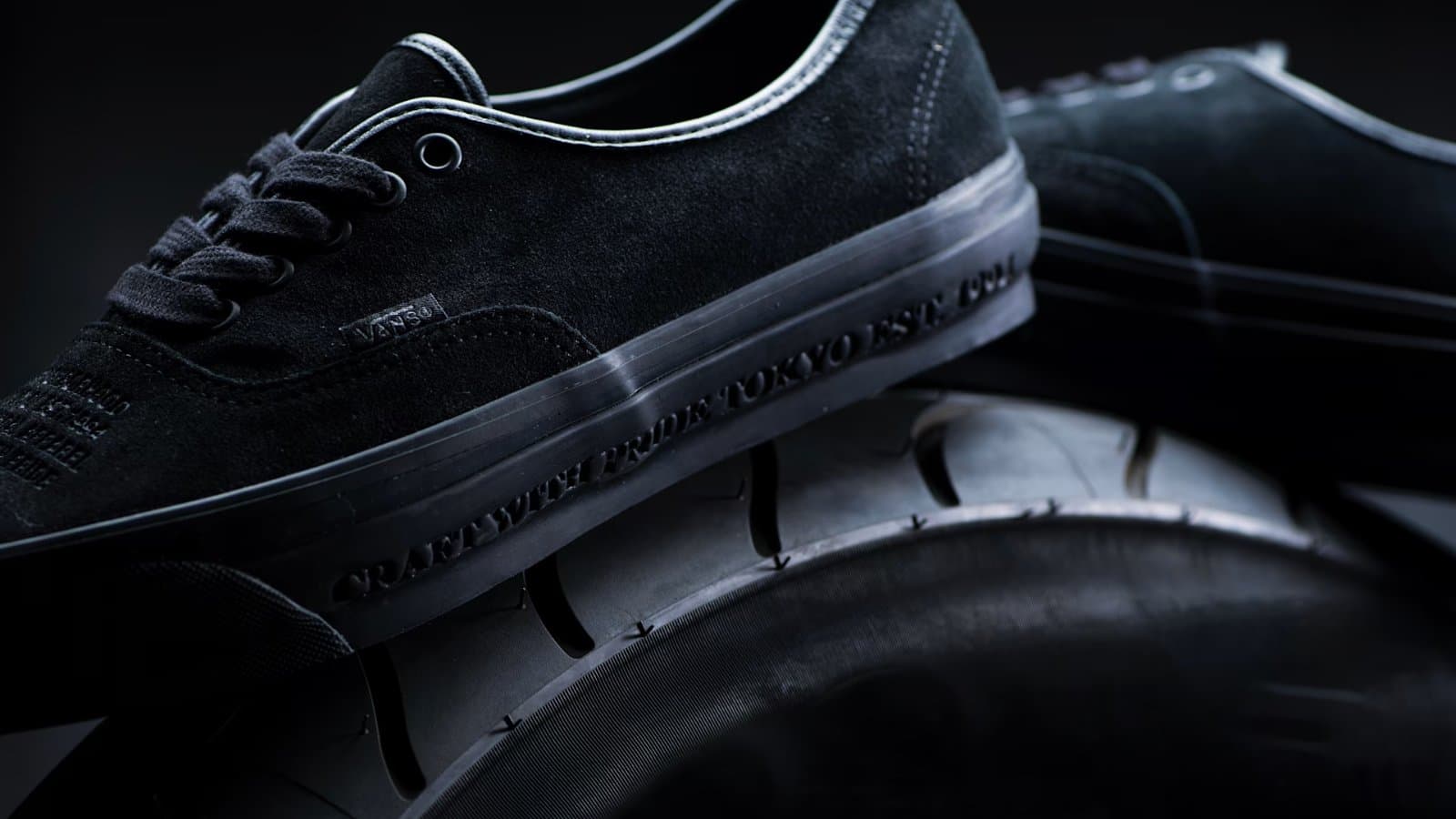 Vans Authentic 44 OTW x NEIGHBORHOOD in suede nero monocromatico su sfondo neutro, dettaglio laterale